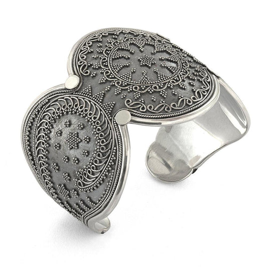 Why Granulation Feels Alive: The Hidden Craft Behind a Texture That Speaks to the Hand - Reva Jewellery