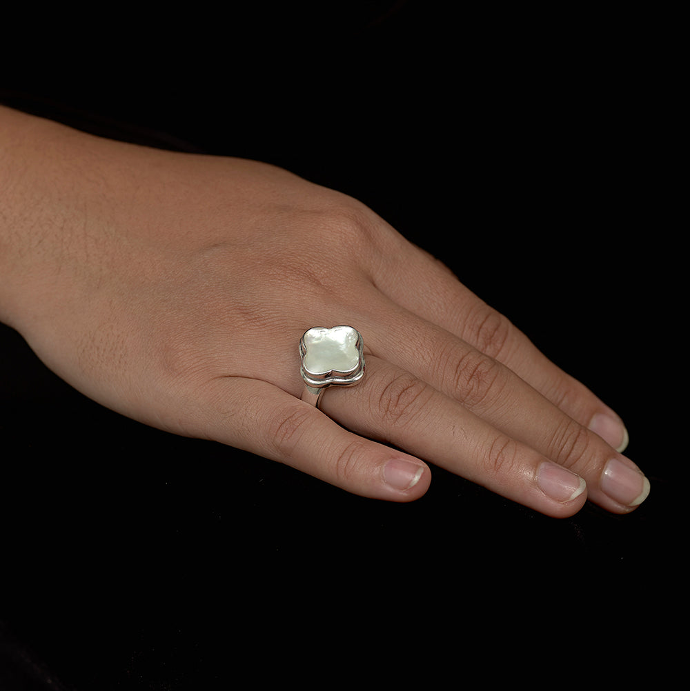 Cincin Semanggi Putih